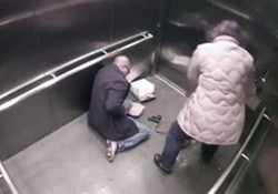 Lucky Ohio Cop, Darryl Jouett Accidently Shoots Self in Elevator