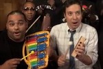  Jimmy Fallon, Robin Thicke & The Roots Perform "Blurred Lines" on Classroom Instruments 